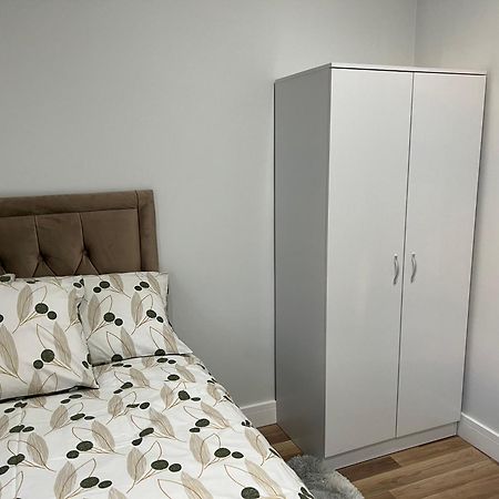 Jj Serviced Apartment - Close To Tube Station & Near Central London & Wembley Northolt  Esterno foto